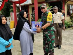 Tim Wasev Bagikan Sembako Kepada Warga, Saat Tinjau Sasaran TMMD Reguler ke-120 Kodim 1015/Sampit