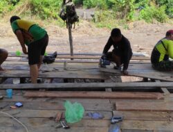 Satgas TMMD ke 120 Pasang Papan dan Pagar Pada Jembatan