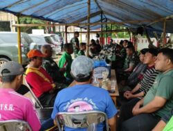 Potret Kebahagiaan TNI dan Warga Saat Makan Bersama di Lokasi TMMD ke-120