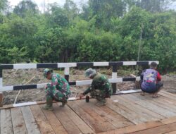 Satgas TMMD Ke 120 Bersama Warga Lakukan Pengecatan Jembatan