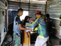 Potret Kebersamaan, Warga Berikan Minuman untuk Satgas TMMD ke-120