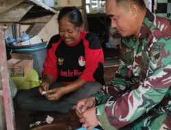 Anggota Satgas TMMD Ke-120 Kodim 1015/Sampit Membantu Masak di Dapur Warga