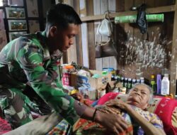 Di Sela Laksanakan Tugas, Satgas TMMD Jenguk Warga yang Sedang Sakit