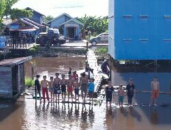 Keseruan Anak-anak Mandi di Sungai Mentaya