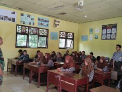 Turut Serta Mencerdaskan Anak Bangsa,Satgas TMMD Ke 120 Kodim 1015/Sampit Bantu Mengajar