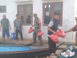 Babinsa Koramil 1015-10/Telaga Pulang Laksanakan Pendampingan Penyaluran Sembako Korban Banjir