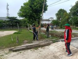 Lestarikan Budaya Gotong Royong,Koramil 1015-01/MHS Bersama Warga Kerja Bakti Bersihkan Lapangan Bola