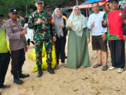 Anggota Koramil 1015-01/Mentaya Hilir Selatan Pantau Obyek Wisata Pantai Ujung Pandaran