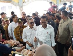 Jokowi Berkunjung ke PPM Sampit Mengecek Harga Pangan dan Berikan Bantuan