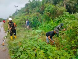 Wujudkan Lingkungan Bersih, Babinsa 1015-07/Parengean Bersama Warga Lakukan Gotong Royong