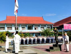 Komandan Kodim 1015/Sampit Pimpin Upacara Bendera di SMA Negeri 1 Sampit