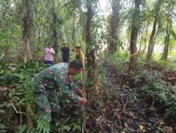 Atasi Kesulitan Warga, Babinsa Koramil 1015-04/Baamang Bantu Merintis Jalan Desa