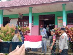 Koramil 1015-12/Seruyan Tengah Bersama Forkopimcam Bagikan Bendera Merah Putih Untuk Masyarakat