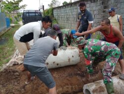 Babinsa Koramil 1015-04/Baamang Gotong Royong Membantu Pembuatan Gorong-gorong Saluran Air