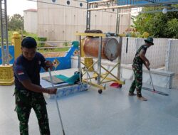 Jelang Sholat Jum’at, Anggota Satgas TMMD ke 123 Laksanakan Jum’at Bersih.