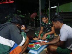 Isi Waktu Luang, Anggota Satgas TMMD Main Karambol Dengan Warga.