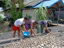 Satgas TMMD ke 123 Bantu Warga Jemur Ikan Asin.