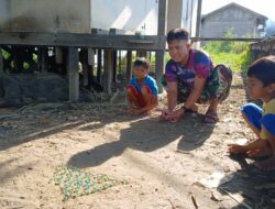 Jalin Kedekatan Dengan Anak-anak, Anggota Satgas TMMD Ke-123 Ikut Main Kelereng
