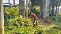 Ciptakan Lingkungan Yang Bersih,Babinsa 1015-12/Seruyan Tengah Bersama Warga Gotong Royong