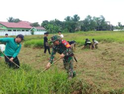 Babinsa Koramil 1015-03/MB Ketapang BersamaWarga Bersihkan Lapangan Sepak Bola