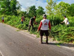 Ciptakan Lingkungan Yang Bersih,Babinsa 1015-03/MB Ketapang Bersama Warga Laksanakan Gotong Royong