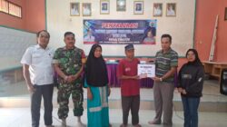 Wujud Peran Aktif, Babinsa Koramil 1015-04/Baamang Dampingi Penyaluran BLT Dana Desa
