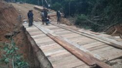 TNI dan Warga Bahu-Membahu Bangun Jembatan Penghubung Antar Dusun di Aceh Tengah