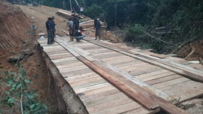 TNI dan Warga Bahu-Membahu Bangun Jembatan Penghubung Antar Dusun di Aceh Tengah