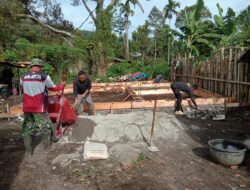 Gotong Royong TNI dan Warga Percepat Pembangunan Rumah RTLH di Silih Nara