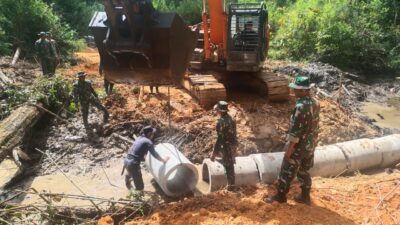 Pemasangan Gorong-gorong Program TMMD ke 126 Harus Bergelut Dengan Lumpur