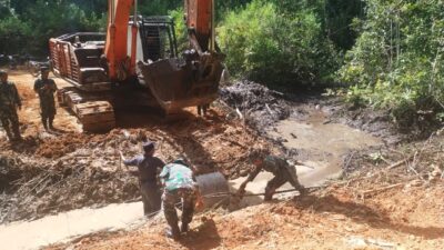 Gotong Royong Jadi Ciri Khas, TNI dan Warga Linge Bersatu Bangun Gorong-Gorong di TMMD ke-126