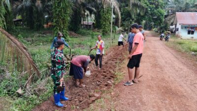Tunjukkan Semangat Gotong Royong, Babinsa Koramil 1015-07/Parenggean Dan Warga Bersihkan Lingkungan Desa