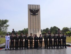Polres Kotim Hadiri Upacara Ziarah Ke Taman Makam Pahlawan Untuk Memperingati Hari Pahlawan Ke 80.