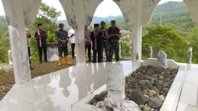 Program Unggulan Kasad: Satgas TMMD Bersihkan Lingkungan Makam Datu Merah Mege