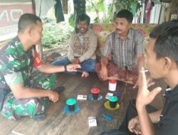 Babinsa Koramil 1015-03/MB Ketapang Komsos Dengan Warga Dan Pantau Wilayah Binaan