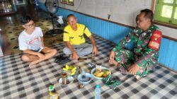 Babinsa Koramil 1015-01/Mentaya Hilir Selatan Komsos Dengan Warga Dan Pantau Wilayah Binaan