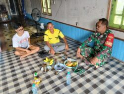 Babinsa Koramil 1015-01/Mentaya Hilir Selatan Komsos Dengan Warga Dan Pantau Wilayah Binaan
